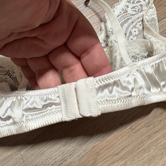 & Other Stories Size 4 Lace Triangle Bra White Cream Sheer Adjustable Straps - Picture 6 of 9